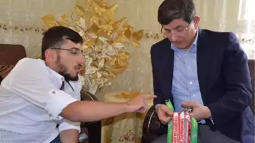 Engelli Milli Sporcuya Davutoğlu'ndan Bayram Ziyareti
