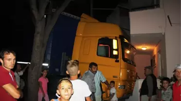Ayvalık'ta Park Halindeki Tır Balkona Girdi
