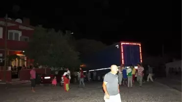 Freni Boşalan Tır Evin Balkonuna Çarptı