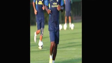 Fenerbahçe'de Emenıke İlk İdmanına Çıktı