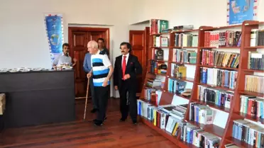 Akşehirli Eski Bakan Kitaplarını Bağışladı