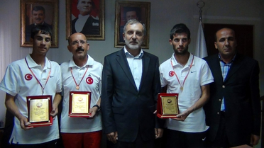 Başkan Arapoğlu Şampiyon Atletleri Ödüllendirdi