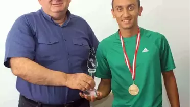 Şampiyon Atlet Şeker, Evrenseki Belediye Başkanı Recep Barut'u Ziyaret Etti