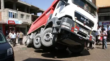 Yol Çöktü, Kamyon İçine Girdi