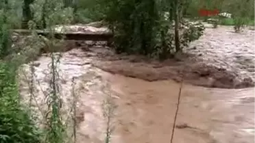 Trabzon'da Dere Taştı, Yol Ulaşıma Kapandı Ek