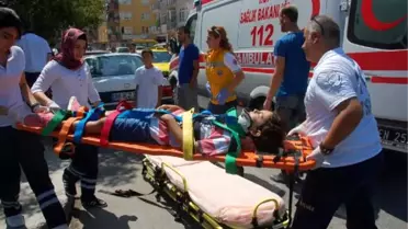 Taksi Levhaya Çarptı: 5 Yaralı