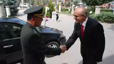 Tugay Komutanı, Valiye, Adının Yazılı Olduğu Ebru Tablo Hediye Etti