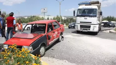 Adıyaman'da Kamyon ile Otomobil Çarpıştı: 6 Yaralı