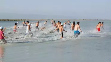 Mavi Yengeç Dolu Gölde Yalın Ayak Koştular