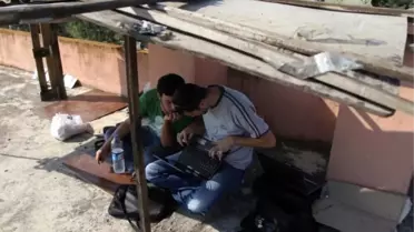 Gazeteciler İncirlik'te Sıcağa Direniyor