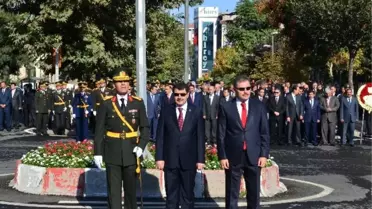 Zafer Bayramı İçin İlk Tören Anıt Önünde Yapıldı