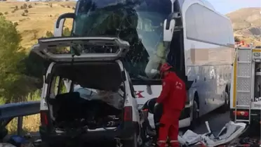 Erzincan'da Yolcu Otobüsü Arabaya Çarptı: 5 Ölü, 2 Yaralı