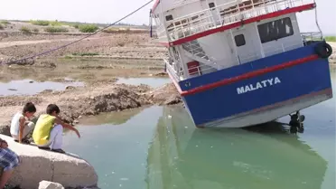 Yan Yatan Geminin Kurtarılması İçin Suyun Çekilmesi Bekleniyor