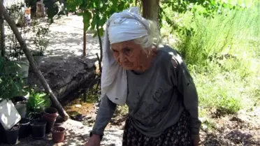 Bastonu Yaşlılıktan Değil Kırılan Ayağı İçin Taşıyor