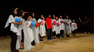 Minik Kursiyerlerin İlk Sahne Heyecanı