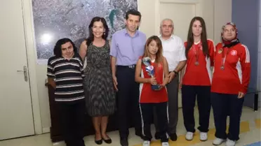 Görme Engelli Kızların Kupa Sevinci