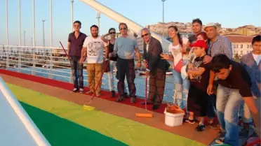 Bandırma'da 'Aşk Köprüsü' de Gökkuşağı Renklerine Boyandı