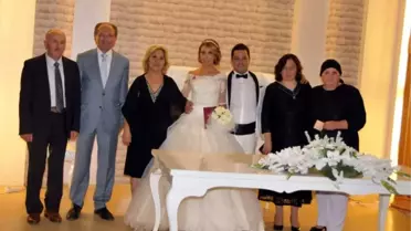 Nikahta Damata Bayrak Hediye Edildi