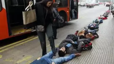 Şili'de Darbe Kurbanlarına 'Yatan Adam'lı Anma