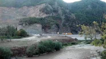 Taşocağındaki Patlamada, Kamyonlarla Barikat Önlemi