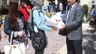 Yeni Atanan Öğretmenler Çiçeklerle Karşılandı