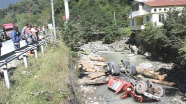Tomruk Yüklü Kamyon Dereye Yuvarlandı: 1 Yaralı