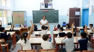 Okula Göbek Atarak Başladılar