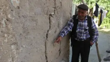 15 Nüfuslu Aile Yıkık Evde Yaşıyor
