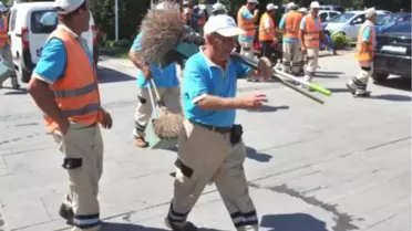Antalya'da Maaşlarını Alamayan Taşeron İşçiler İş Bıraktı