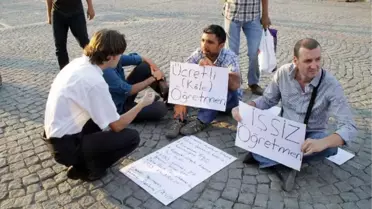 Taksim'de Oturma Eylemi Yapan 3 Öğretmen Adayı Gözaltına Alındı