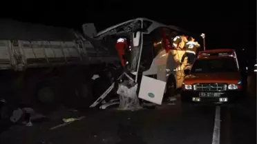 Yolcu Otobüsü Kamyona Arkadan Çarptı: 6 Ölü, 27 Yaralı