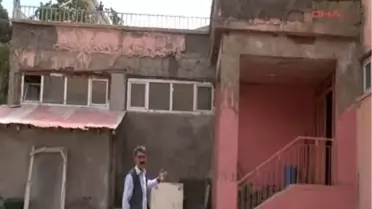 Hakkari Valisi Bayrak ve Şarkılarla Karşılandı )