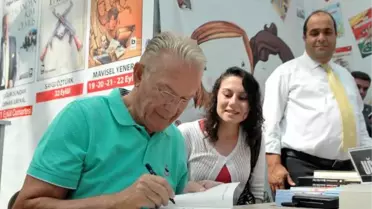 Uğur Dündar Kitaplarını İmzaladı