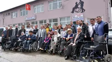 8 Bedensel Engelliye Tekerlekli Sandalye
