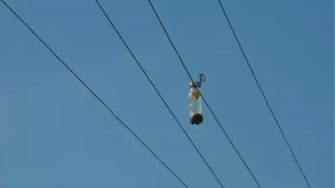 Elektrik Tellerinin Birbirine Çarpmasını Önlemek İçin İlginç Yöntem