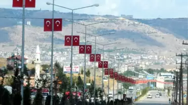 Elazığ Belediyesi'nden Kent Girişlerine 5 Bin Türk Bayrağı