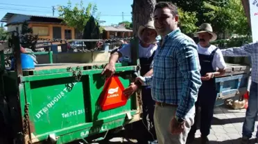 Salihli'de Traktör Sürücülerine Reflektör Dağıtıldı
