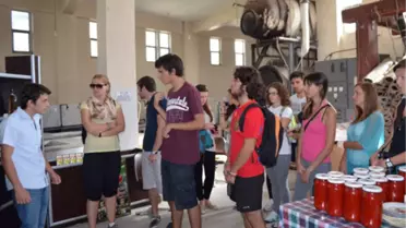 Yabancı Öğrenciler 'Taş Baskı' Yöntemiyle Zeytinyağı Üretimini Öğrendi