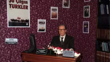 Turgut Özakman, Balmumu Müzesinde Heykeli Başında Anıldı