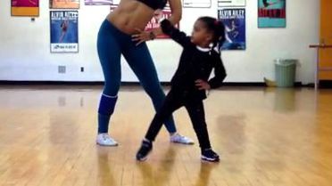 Beyonce'un Dansını Taklit Eden 2 Yaşındaki Kız Fenomen Oldu