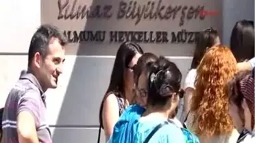 Turgut Özakman, Balmumu Müzesinde Heykeli Başında Anıldı