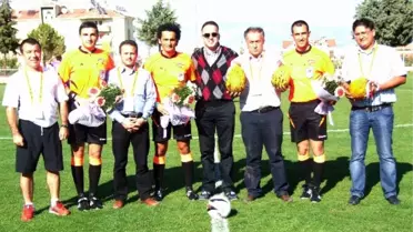 Acıpayam Gençlikspor Hakemlere Maç Öncesi Kavun Hediye Etti