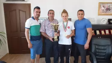 Nevşehirli Boksör Esra Yıldız Dünya 2.si Oldu