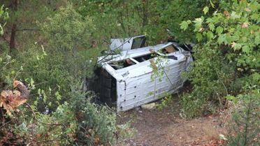 Tur Minibüsü Uçuruma Yuvarlandı: 2 Ölü, 10 Yaralı (2)