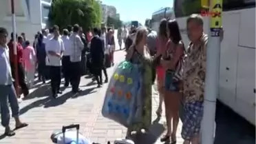 Çalışanlar Eylem Yaptı, 360 Turist Oteli Boşalttı