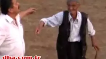 90 Yaşındaki Dede Yeğeniyle Karşılıklı Göbek Attı