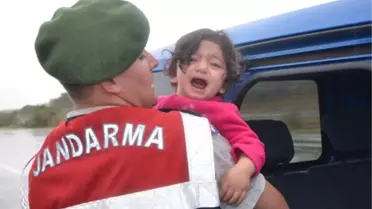 Bakan Güler'den, Kazada Korkan Çocuğu Sakinleştiren Jandarma Erine Tebrik