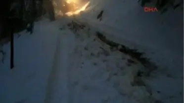 Karda Mahsur Kalan Aileler Kepçelerle Kurtarıldı