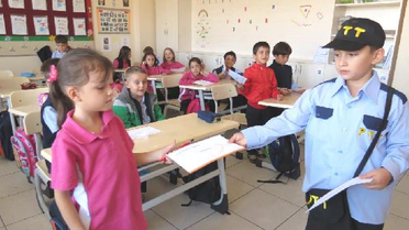 Postacı Zarf Getiriyor, Öğrenciler Okuma- Yazma Öğreniyor