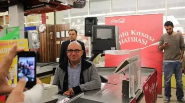 Ünlü Şovmen Kasiyer Olursa